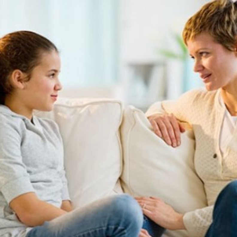 كيف تتعامل الام مع ابنتها عند البلوغ؟