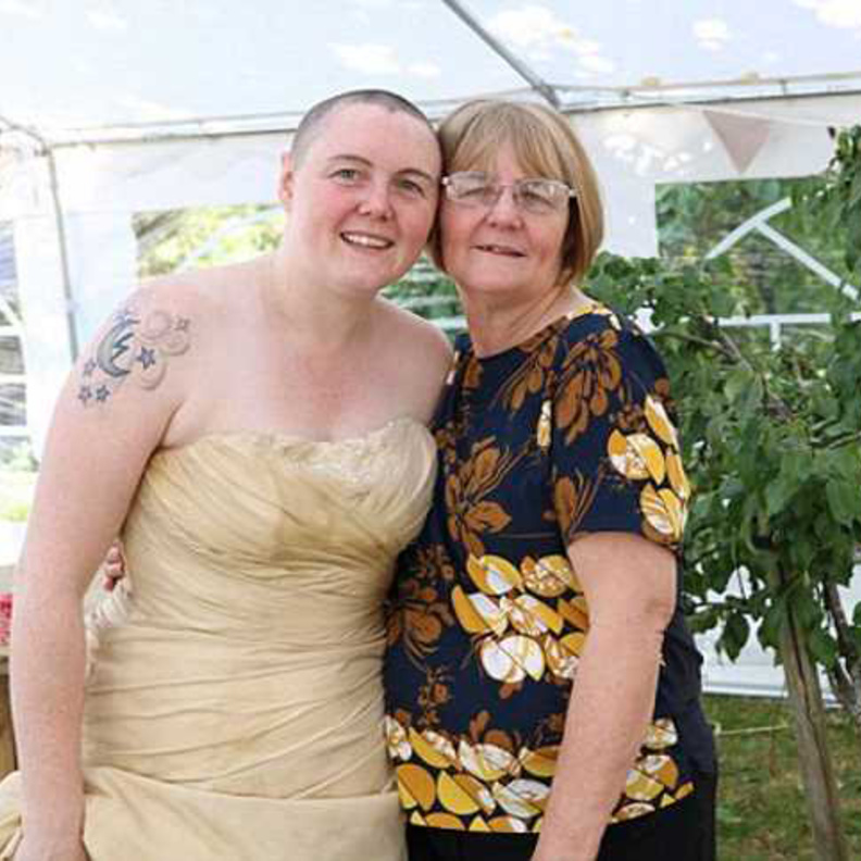 العروس كما بدت بعد قص شعرها