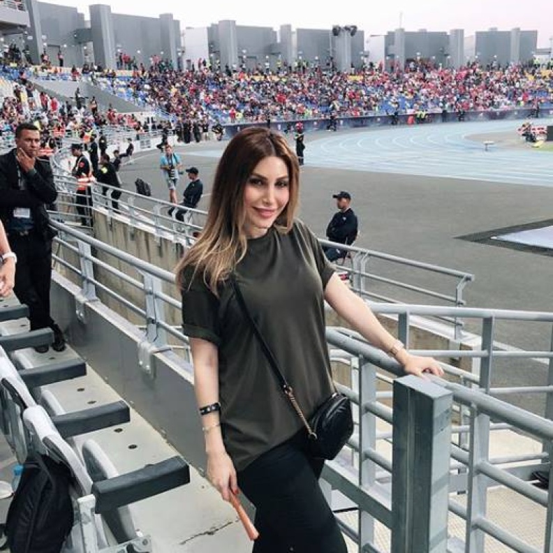 يارا خلال حضورها لمباراة السوبر بين إشبيلية وبرشلونة في مدينة طنجة
