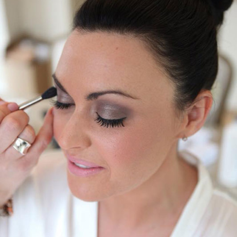 مكياج عروس سموكي عصري مع البشرة البرونزية