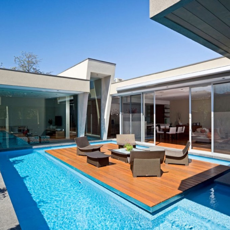 صخور وشلالات وإنارة مميزة لتصميم مسبح مميز