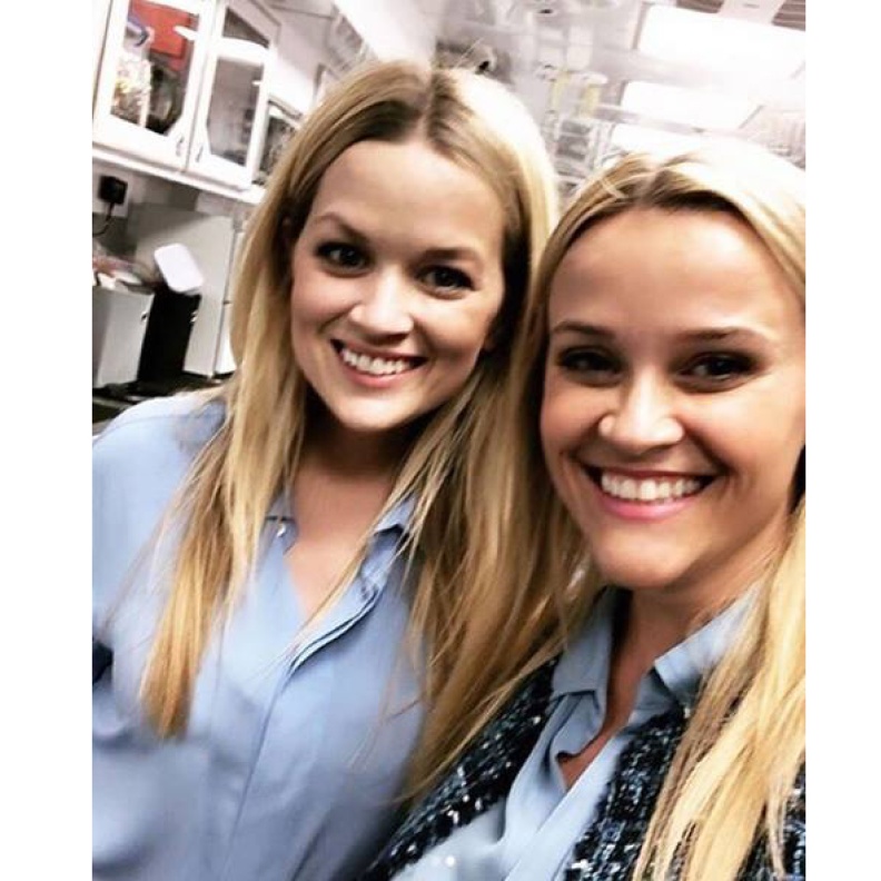 ريس ويذرسبون تنشر صورة لها مع شبيهتها التي مثلت عنها مشاهد في 5 أفلام!