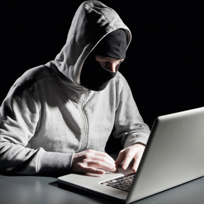 الشيخ خليفة يصدر مرسوماً بتعديل قانون مكافحة جرائم تقنية المعلومات