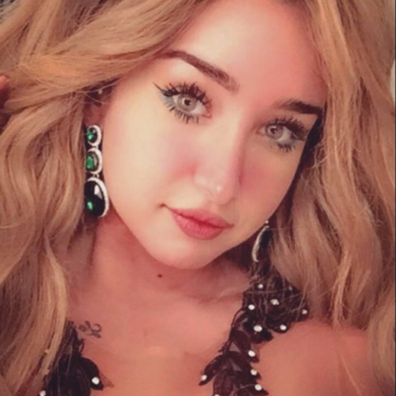 هنا الزاهد كشفت بانها تضع المكياج بنفسها