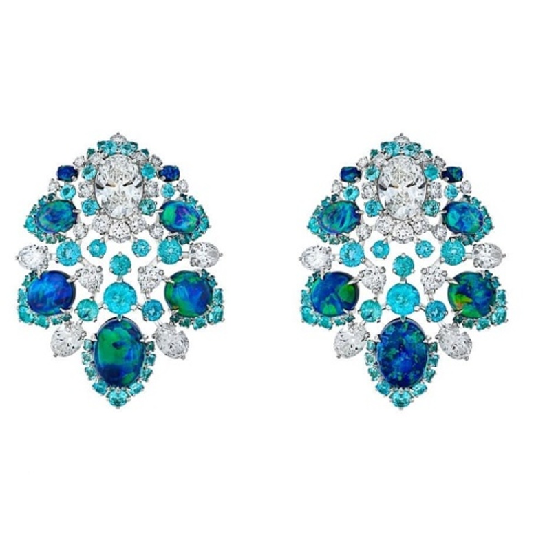 أقراط من ديفيد موريس خاتم من غراف و اسوارة من شانيل