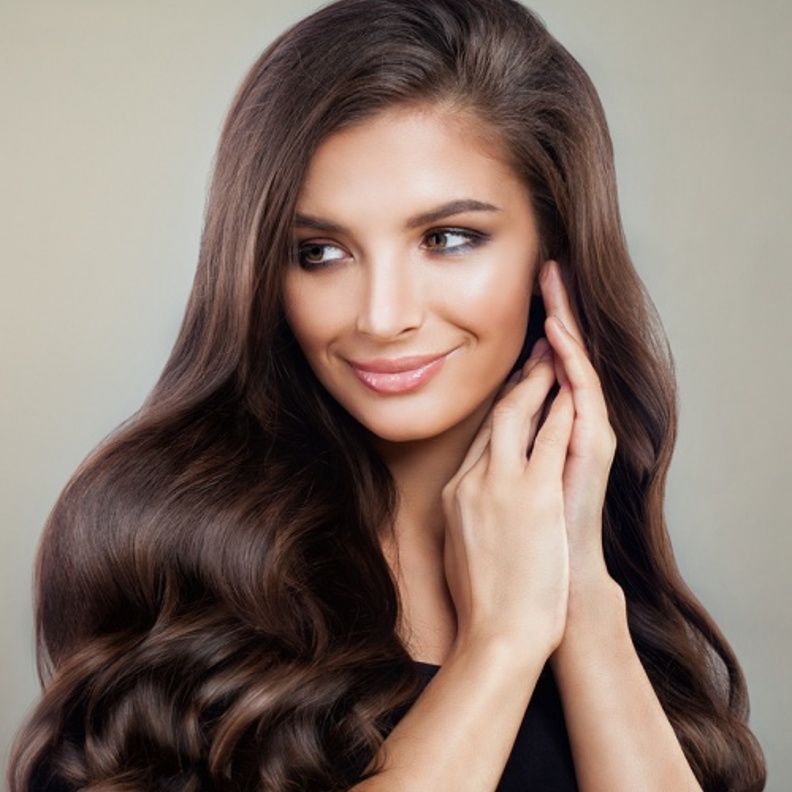 تعرفي على كيفية استخدام زيت فيتامين e لتكثيف وتطويل الشعر