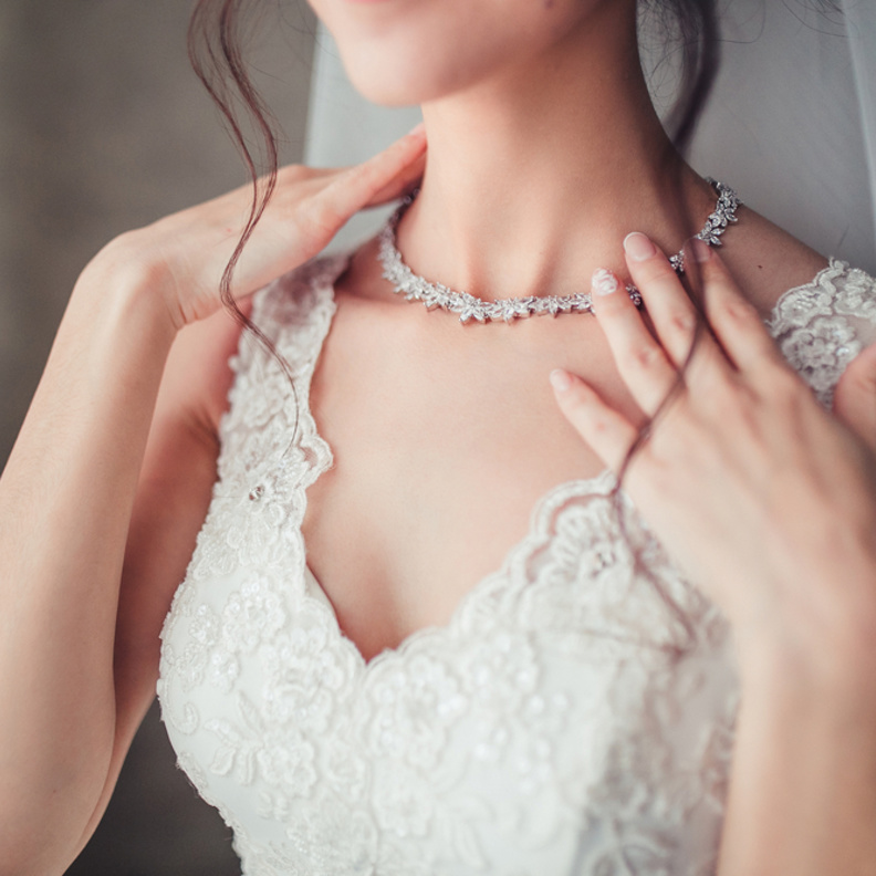 لكل قصة فستان قلادة تناسبها