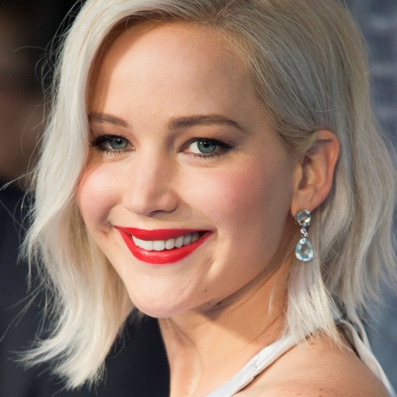 تسريحات شعر الكعكة العالية من جنيفر لورانس