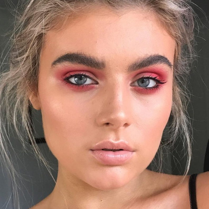 ضيفي لمسات اللون الأحمر للإطلالة