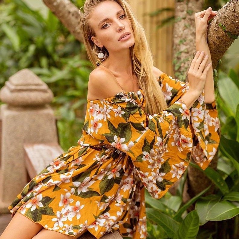 جاذبيّة وأناقة بالفساتين الصيفية القصيرة بنقشة الورود