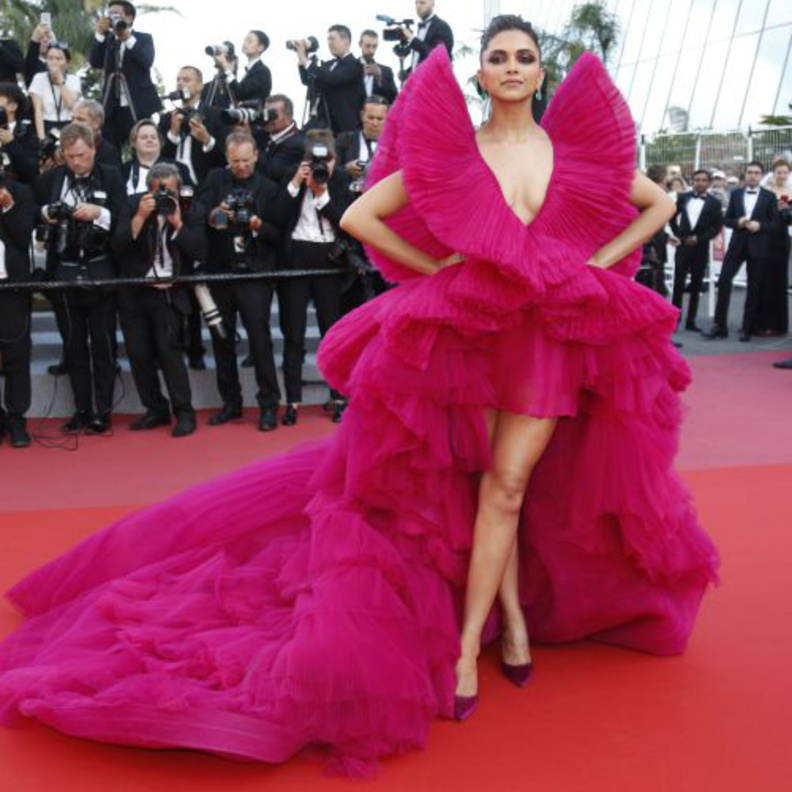 أسلوب دراماتيكي استعراضي بفستان مبهر من آشي استوديو