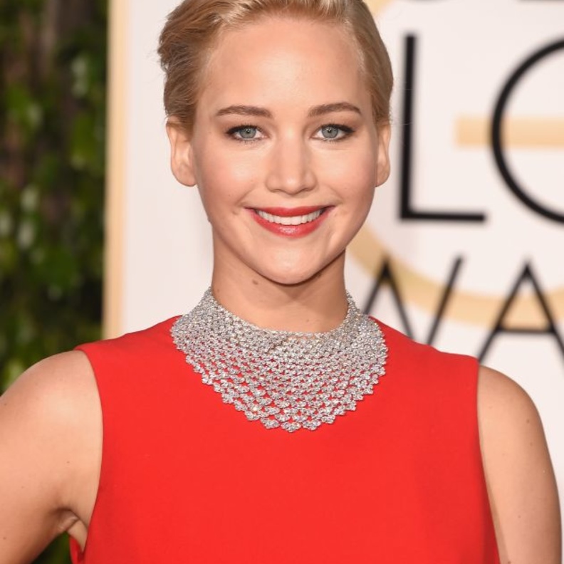 عقد رائع من شوبارد تألقت به جينيفر لورانس في حفل غولدن غلوب 2016