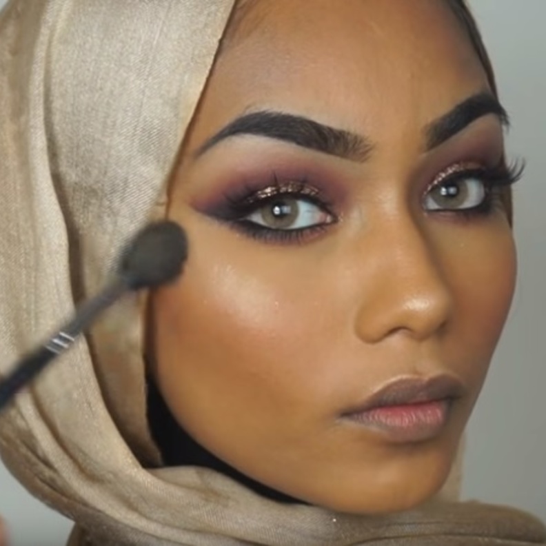  مكياج عروس باللون البنفسجي مع الذهبي