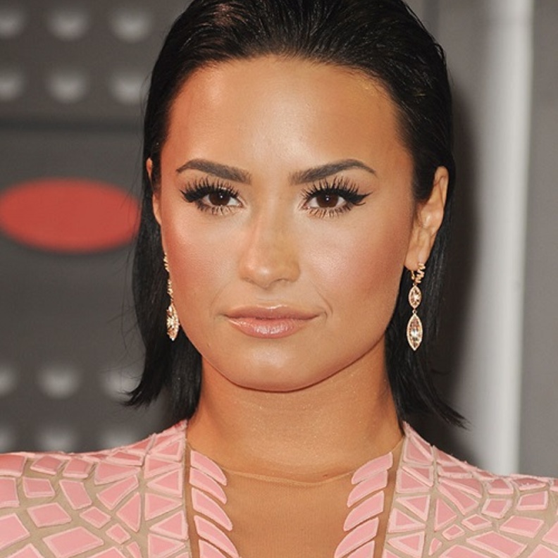 ديمي لوفاتو متألقة بأقراط مورغانيت