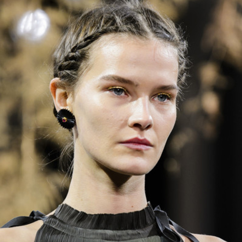  تسريحات الشعر العصرية مع خصل الضفائر على خطى Jil Sander