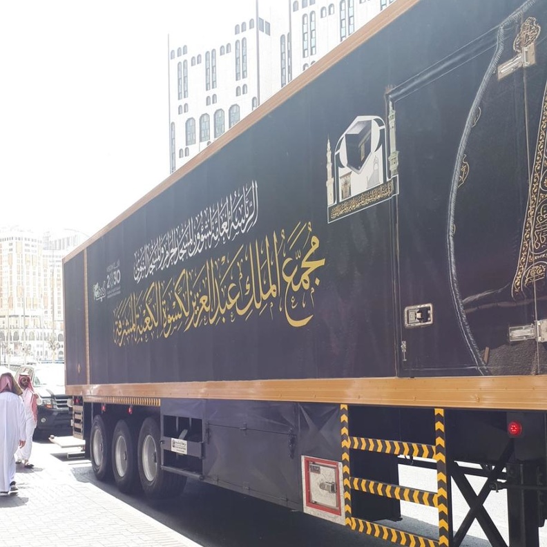  تصنيع الكسوة يدويا على يد محترفيين ومتخصصين