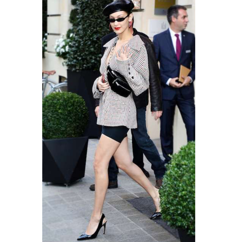 نسقت كيم الشورت مع الجاكيت الجلدية والحذاء الاحمر المفتوح