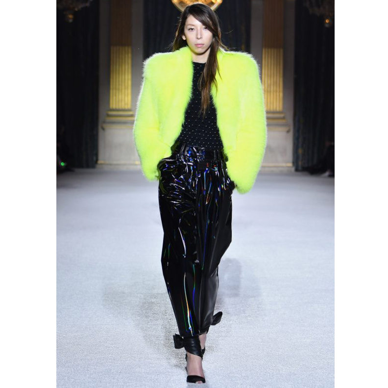  قدمت دار بالمان Balmain جاكيت الفرو القصير بلون اصفر نيون