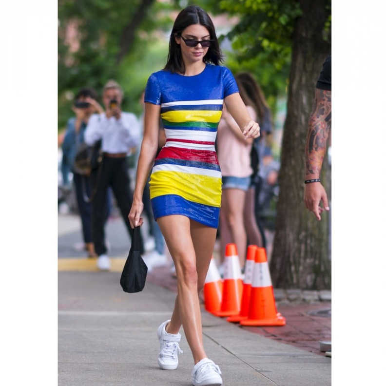 كيندل جينير انيقة بفستان ملوّن من ماركة رالف لورين مع حذاء من اديداس