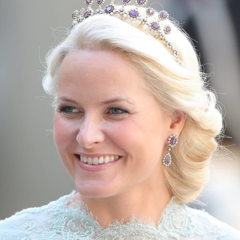  الأميرة فكتوريا بتاج ناعم ماسي ناعم مع تسريحة الجدايل