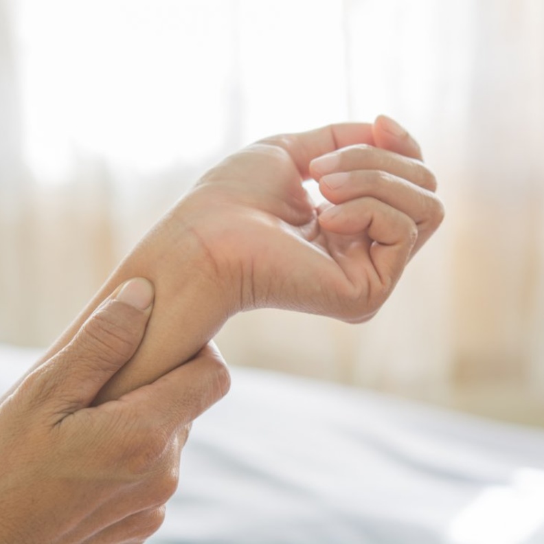 متلازمة النفق الرسغي تسبب تنميل اليدين