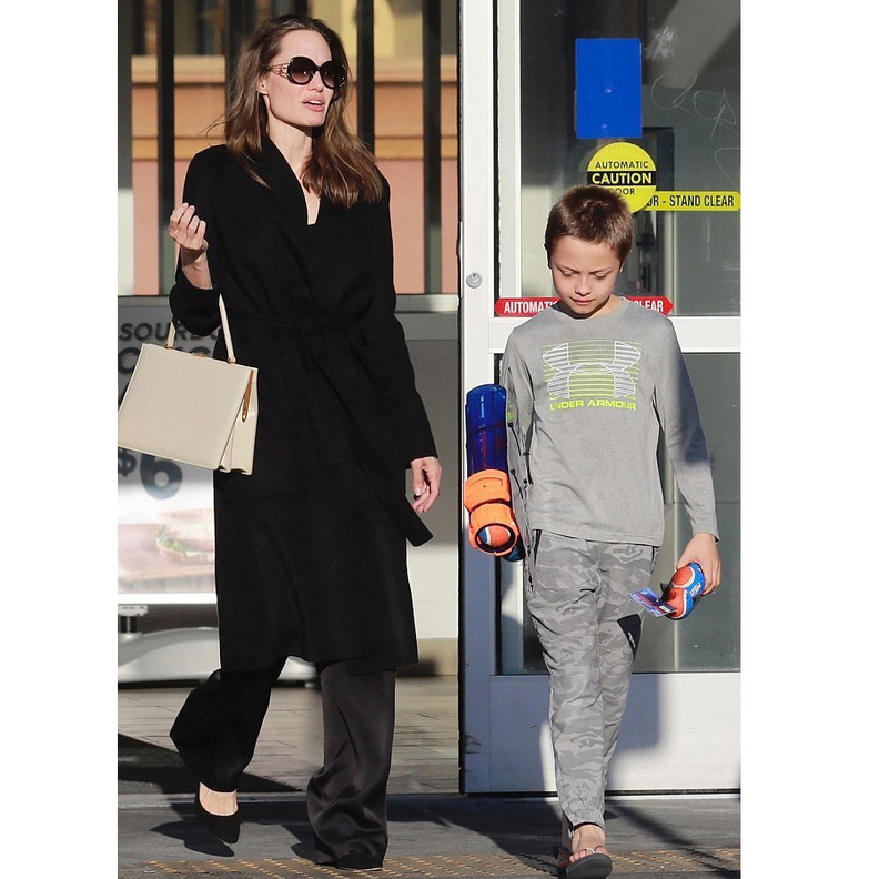 أخفت جولي عينيها بنظارات شمسية كبيرة