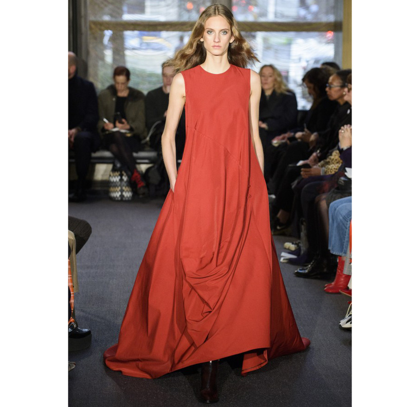 Cushnie et ochs فستان بقماشة برّاقة تليق بصاحبات القامة الممشوقة والجسم النّحيف