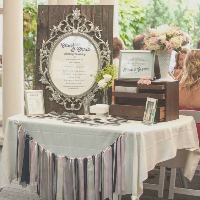 طاولة مزينة بالورود