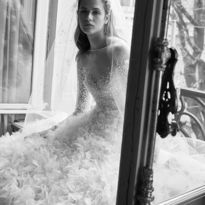  فستان من تصميم ايلي صعب