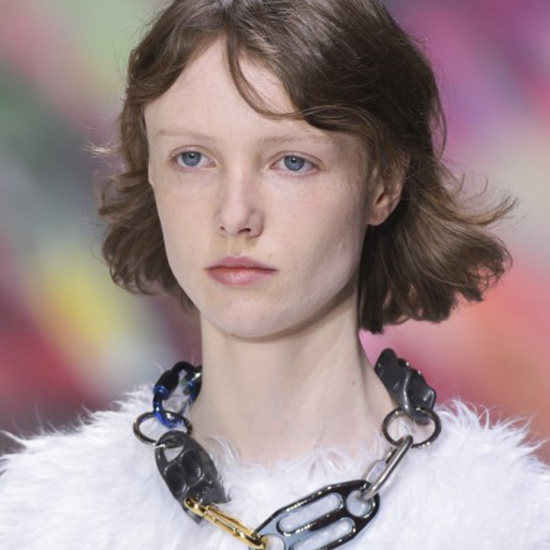 أكسسوارات العقود المعدنية والدائرية من Balenciaga