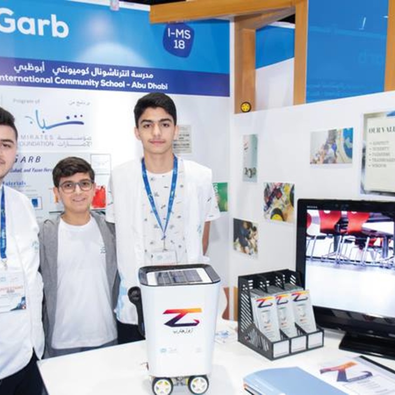 3 طلاب يبتكرون سلة قمامة ذكية لاصحاب الهمم