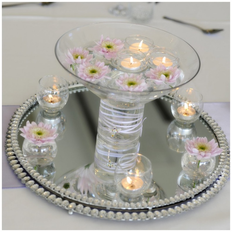 المرايا لترقيم طاولات الزفاف بطريقة مبتكرة