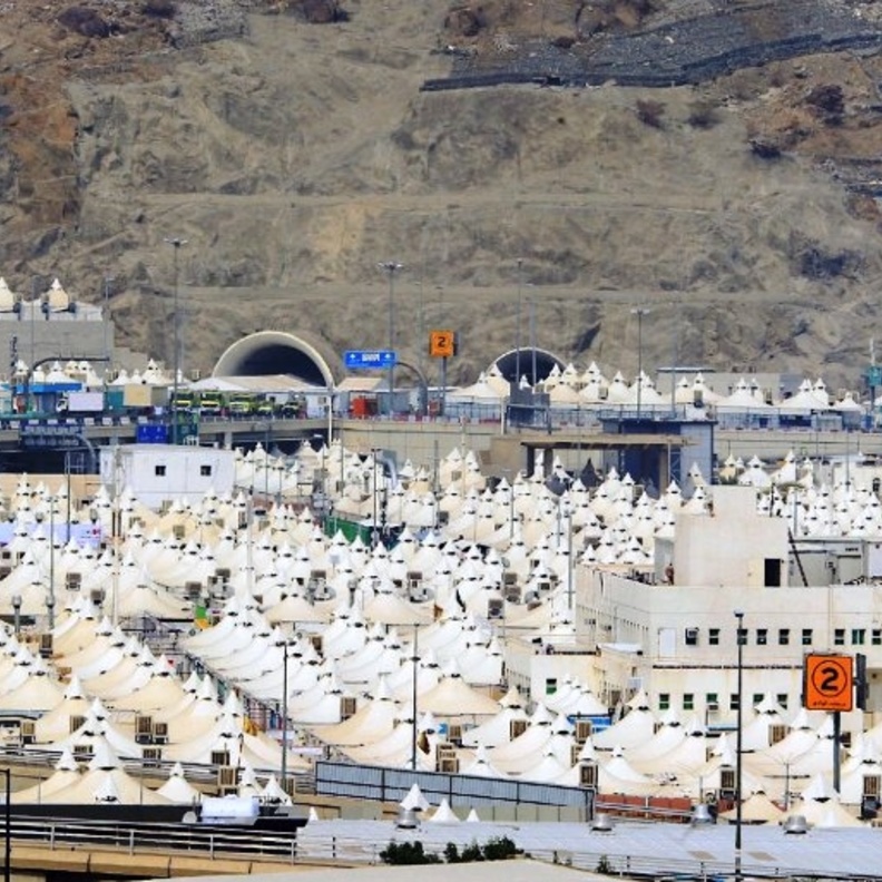 حجاج بيت الله الحرام يقصدون مشعر منى لقضاء يوم التروية