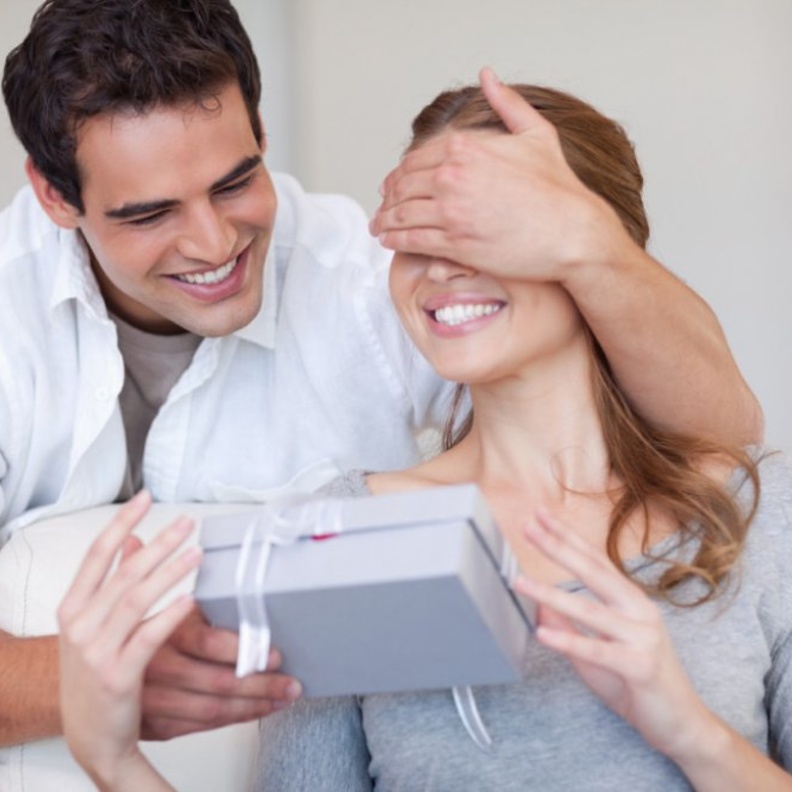 سيغمرك بالهدايا فهو كريم الخلق والمال