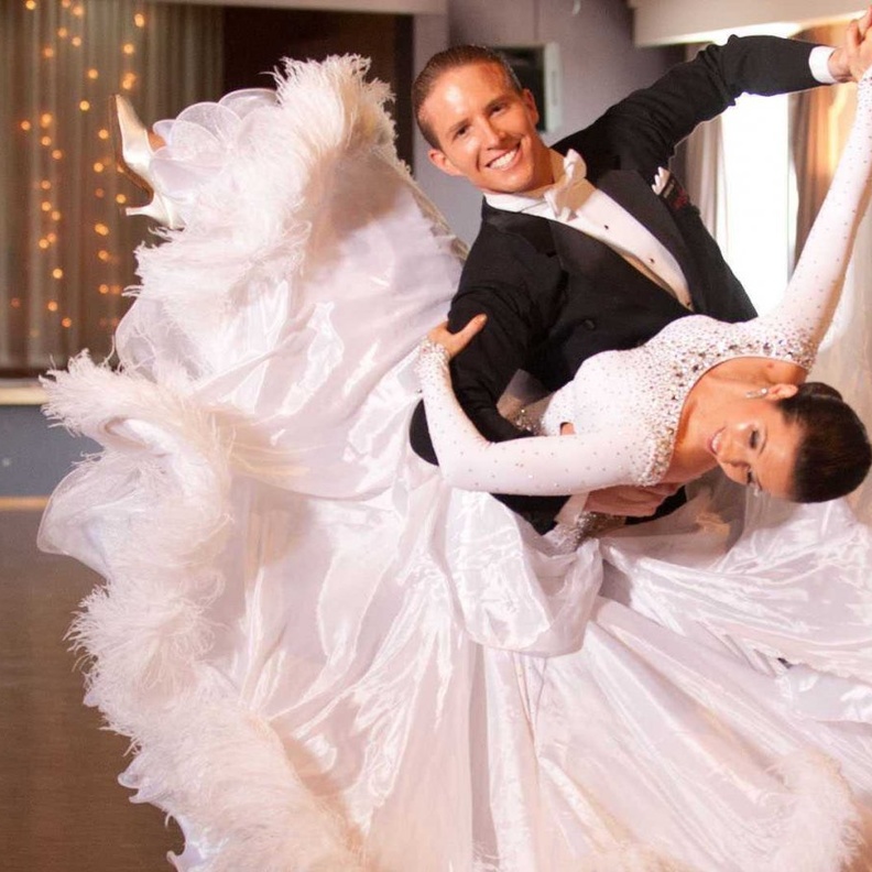 تدربي مع العريس على الرقص قبل الزفاف