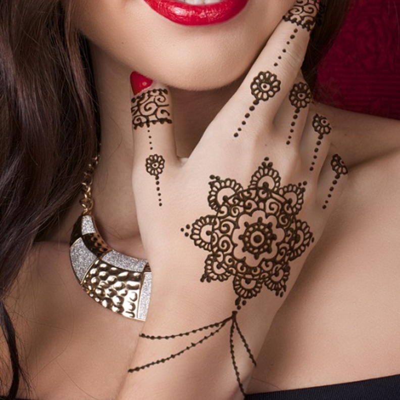 تألقي بأجمل رسمات الحنة المزخرفة في عيد الاضحى