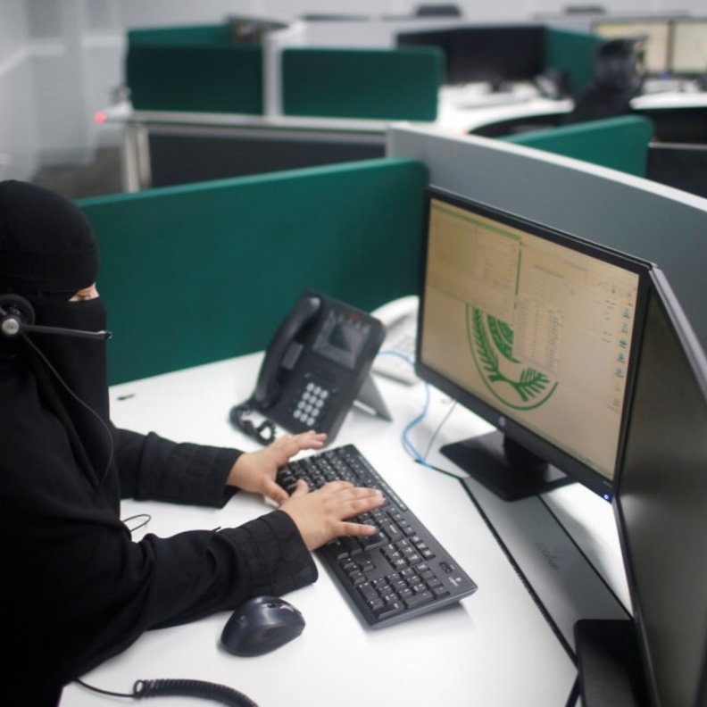 سعوديات يعملن لإنهاء إجراءات الحجاج