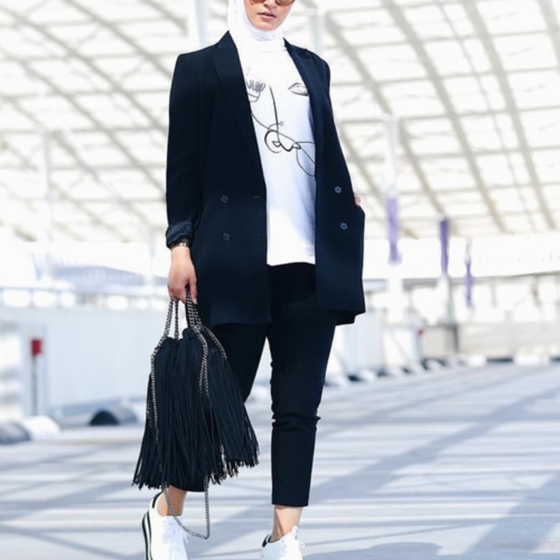 ملابس محجبات مع البدلات الرسمية باللون الوردي بأسلوب لينا اسعد