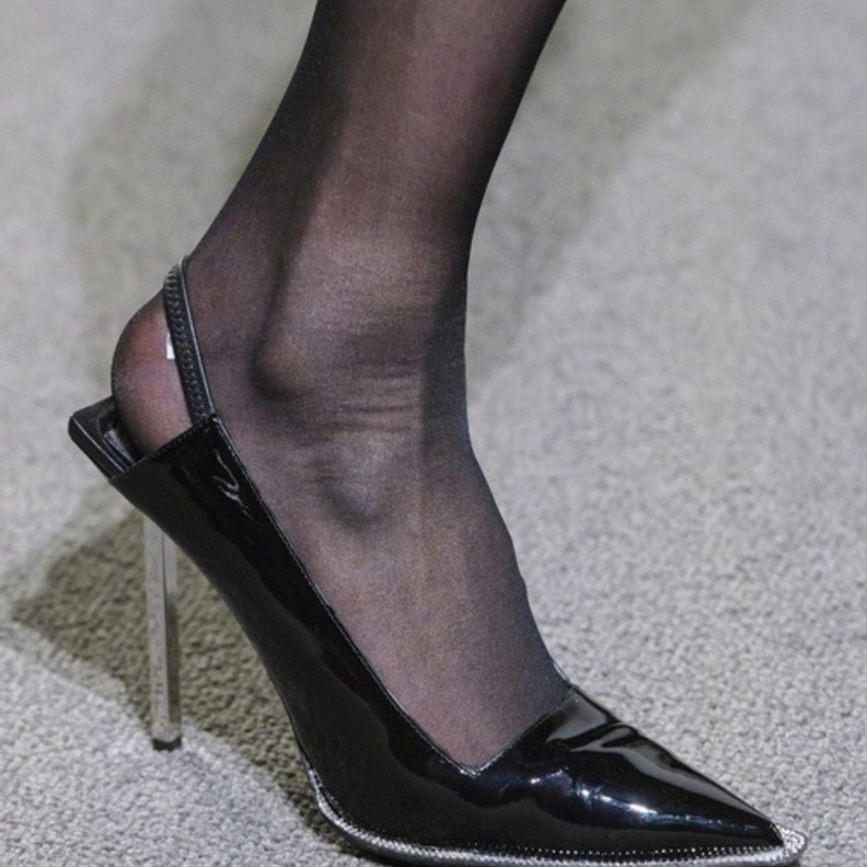 أحذية‎ ‎عصرية مع الرباط الخلفي ‏والكعب المسطح منPrabal Gurung