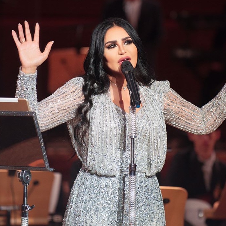  من اختيارات أحلام الراقية لإحدى حفلاتها بلون الأوف وايت الرّاقي