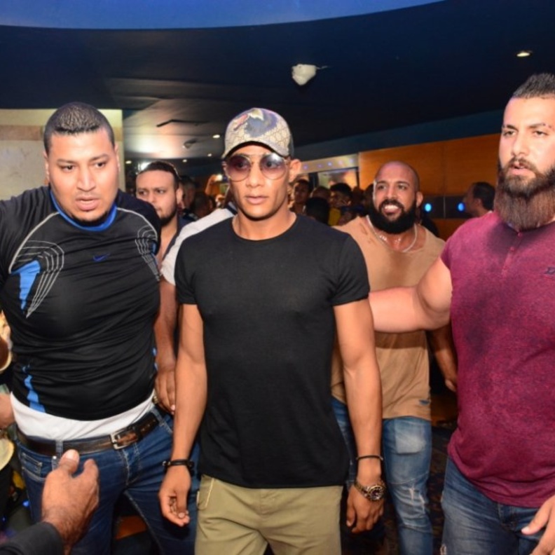 محمد رمضان وسط البودي جارد