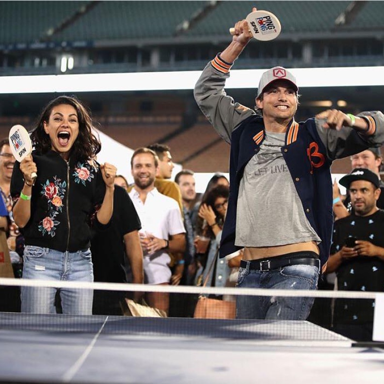 أشتون كوتشر وميلا كويني بلقطة ظريفة خلال لعبهما تنس الطاولة