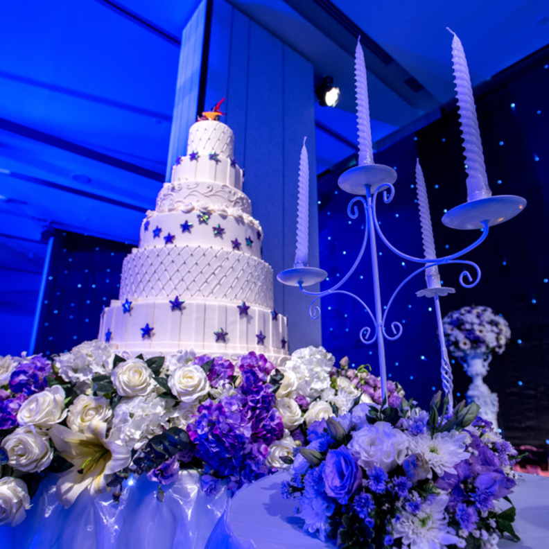 زينة الطاولات واكسسواراتها باللون الابيض