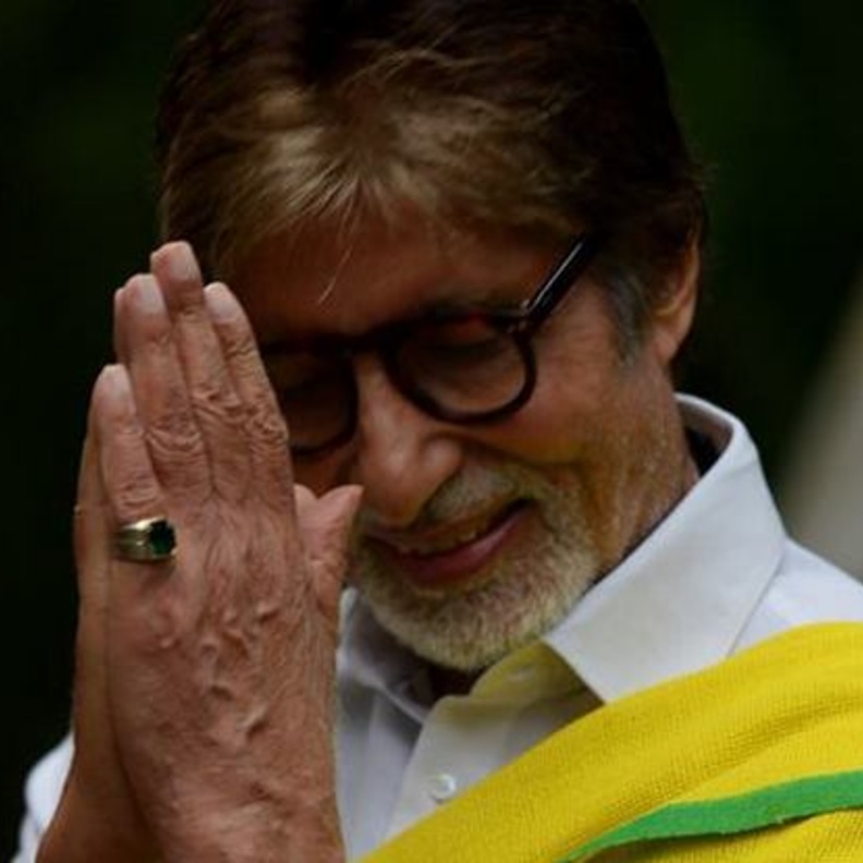 أميتاب باتشان يتبرع بمقتنياته الشخصية لإنقاذ المتضررين من الفيضانات