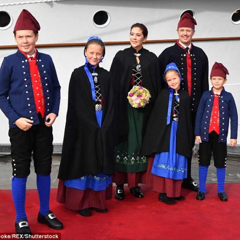 الأميرة ماري ترتدي الملابس التقليدية لجزر فارو