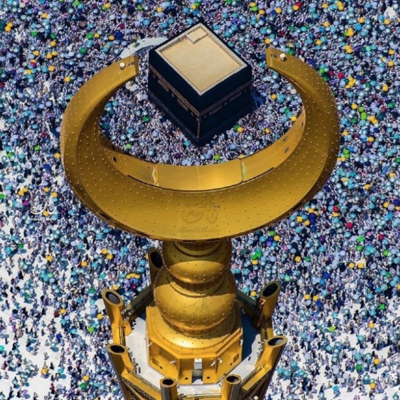 رجال الامن يقدمون مساعدتهم لحاج