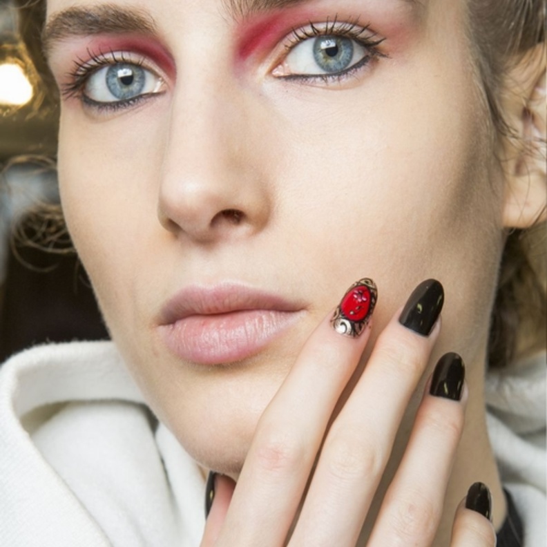 اللون الأسود على الأظافر صيحة شتاء 2019