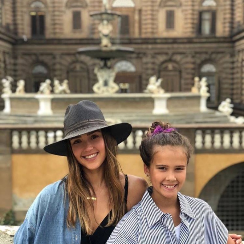 جيسيكا ألبا تقضي أوقاتا ممتعة مع ابنتها في إيطاليا .. هل من شبه بينهما؟