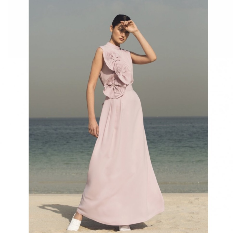 قصات واسعة وفضفاضة مزينة بتفاصيل دارجة مثل الأزرار البارزة