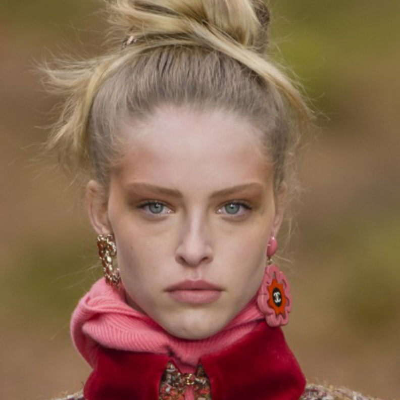 تسريحات شعر الكعكة المرفوعة والمترابطة من Carolina Herrera